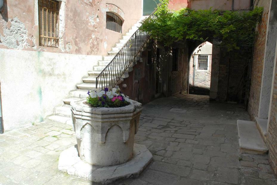 Dorsoduro - Corte Della Comare Венеция Экстерьер фото